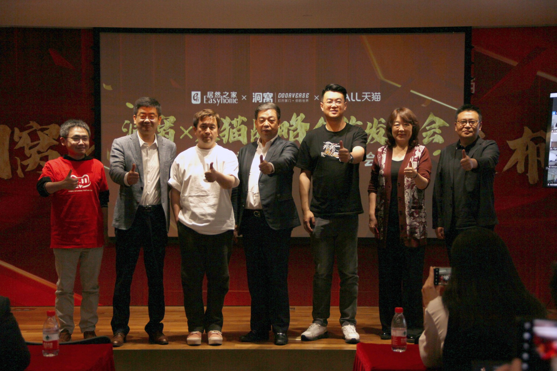 ����Я����è�������ս�Ժ��� ��ҵ��ӭ�±��